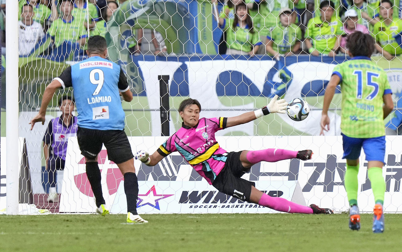 湘南対川崎　前半、PKでチーム2点目のゴールを決める川崎・レアンドロダミアン（左）。湘南・GK馬渡（共同）