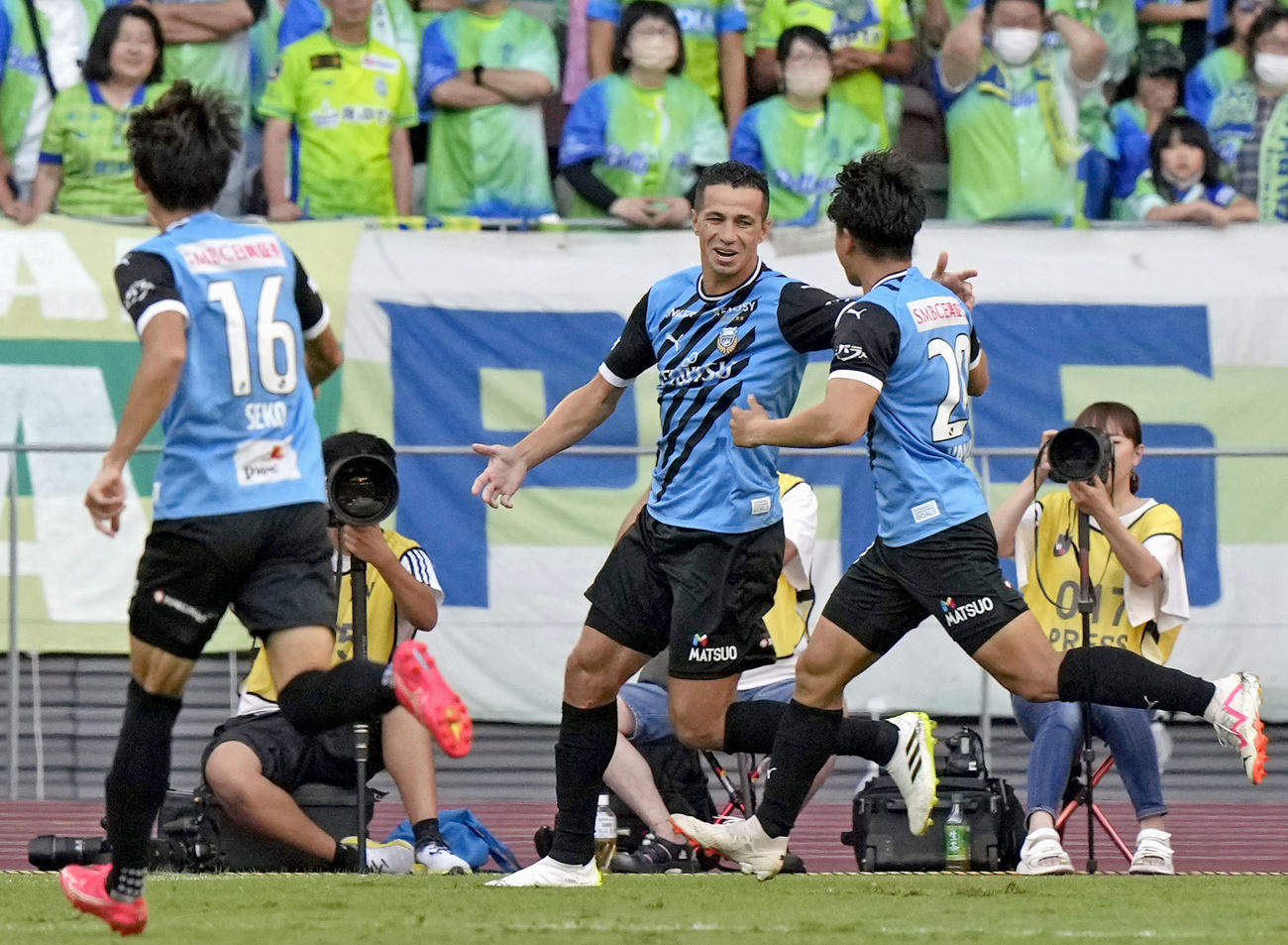 湘南対川崎　前半、PKでゴールを決め、喜ぶ川崎・レアンドロダミアン（中央）（共同）