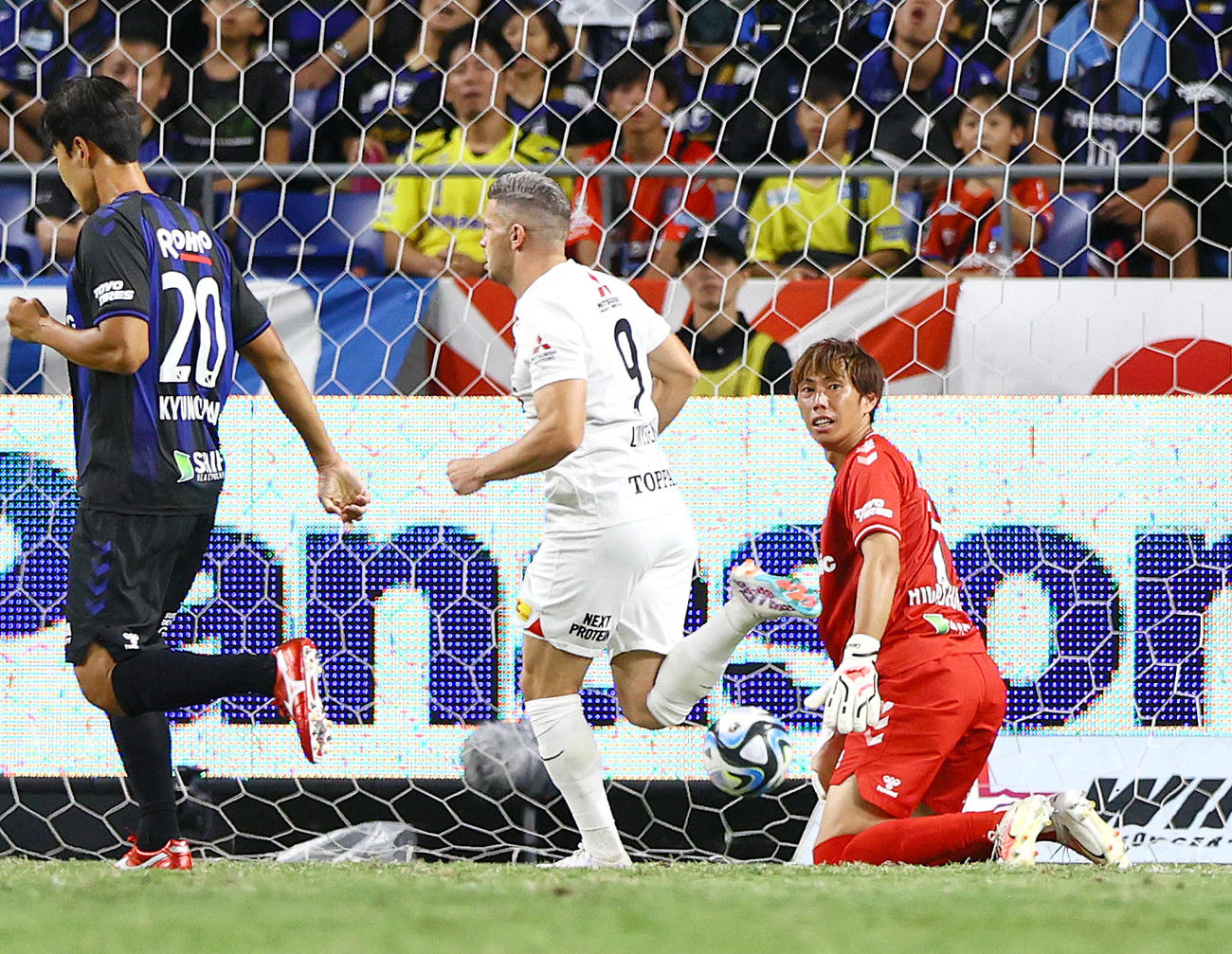 G大阪対浦和　後半、浦和リンセン（中央）にゴールを決められ落胆するG大阪GK東口（右）（撮影・上山淳一）