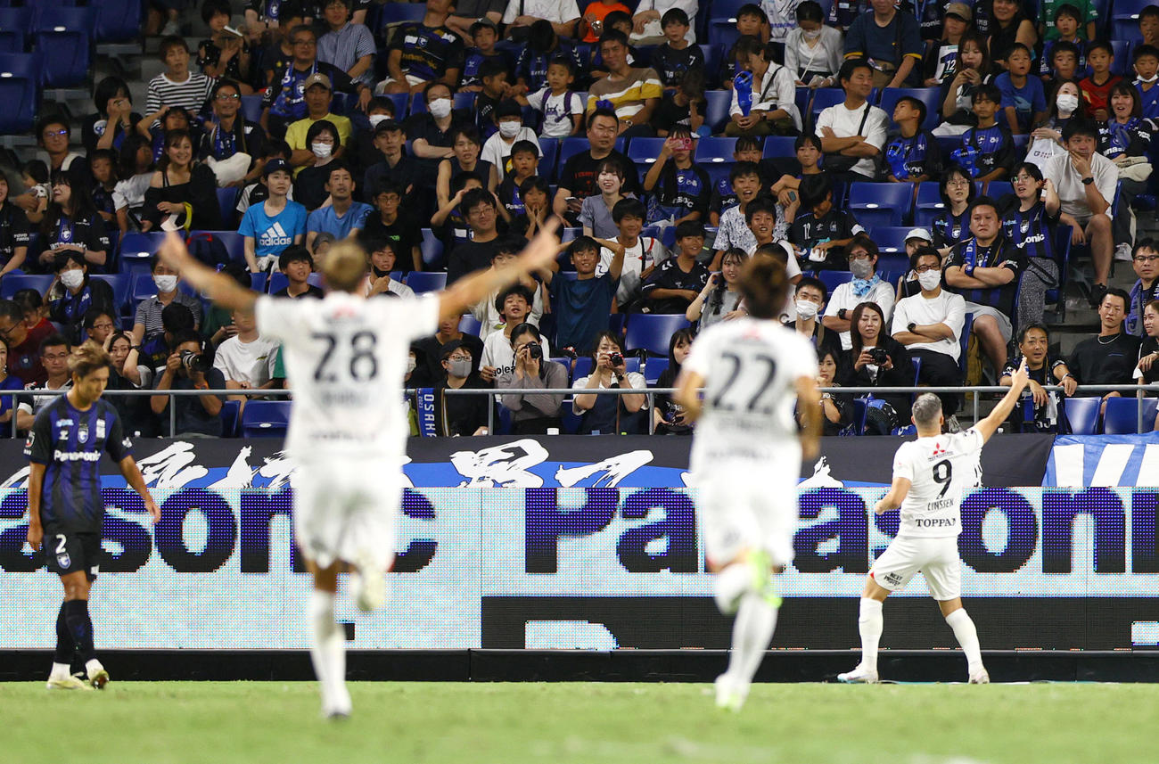G大阪対浦和　後半、浦和リンセン（右）はゴールを決め喜ぶ（撮影・上山淳一）
