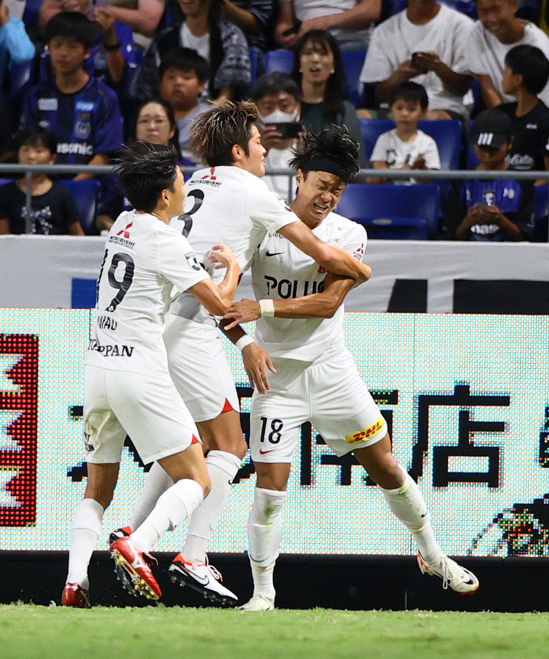 G大阪対浦和　後半、浦和高橋（右）はヘディングシュートを決め仲間と喜ぶ（撮影・上山淳一）