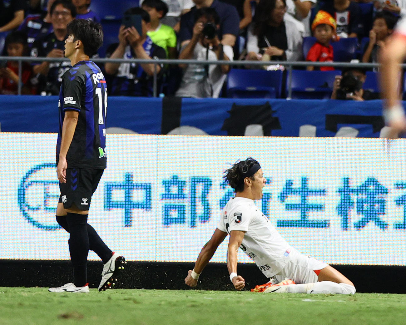 G大阪対浦和　後半、浦和高橋（右）はヘディングシュートを決め喜ぶ（撮影・上山淳一）