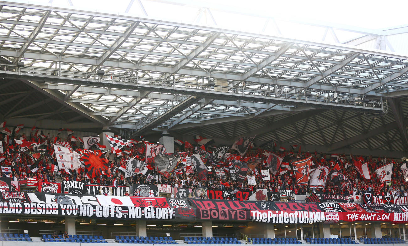 G大阪対浦和　試合を前にスタジアムを盛り上げる浦和サポーター（撮影・上山淳一）