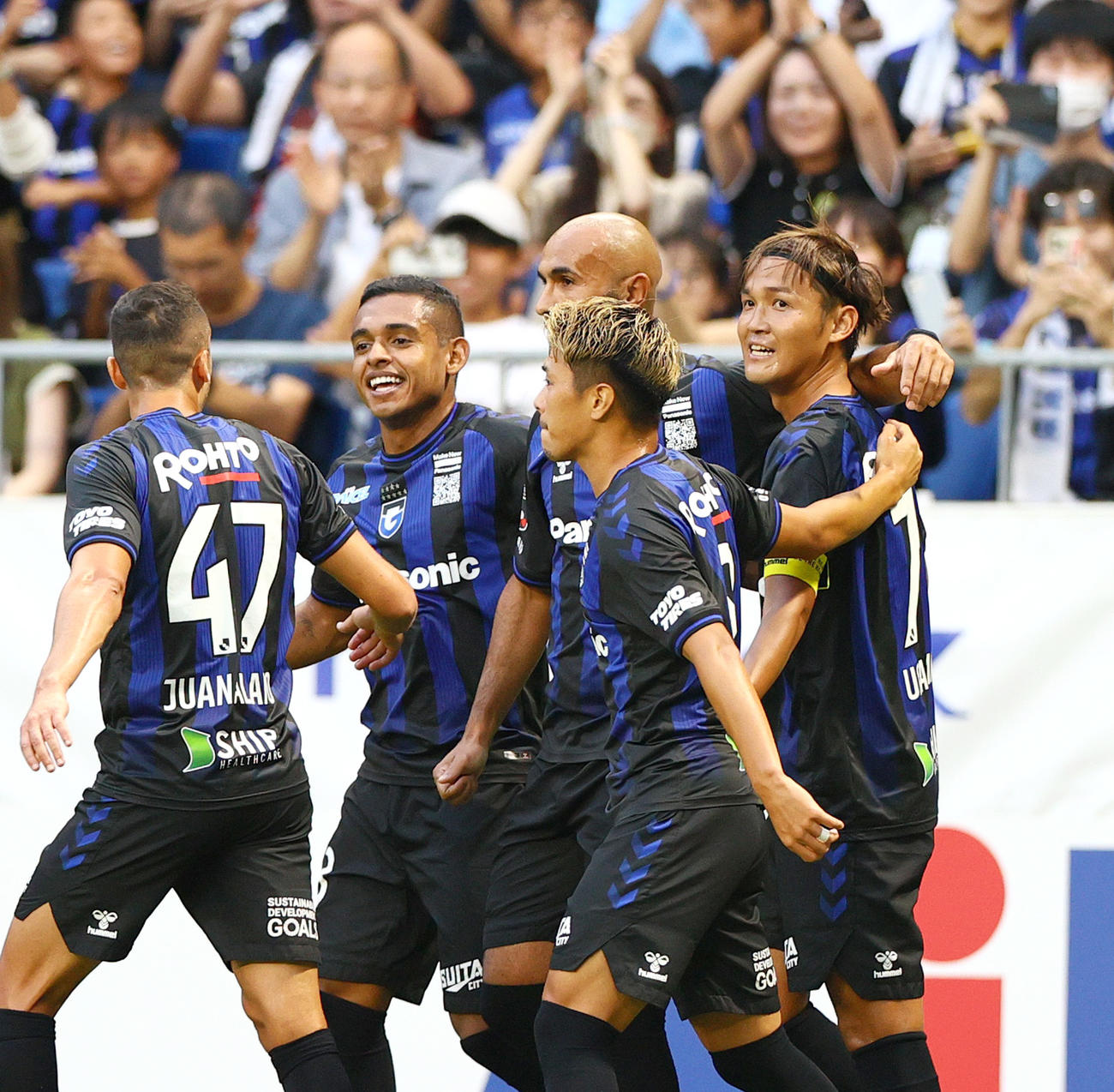 G大阪対浦和　前半、G大阪宇佐美（右）はFKでゴールを決める（撮影・上山淳