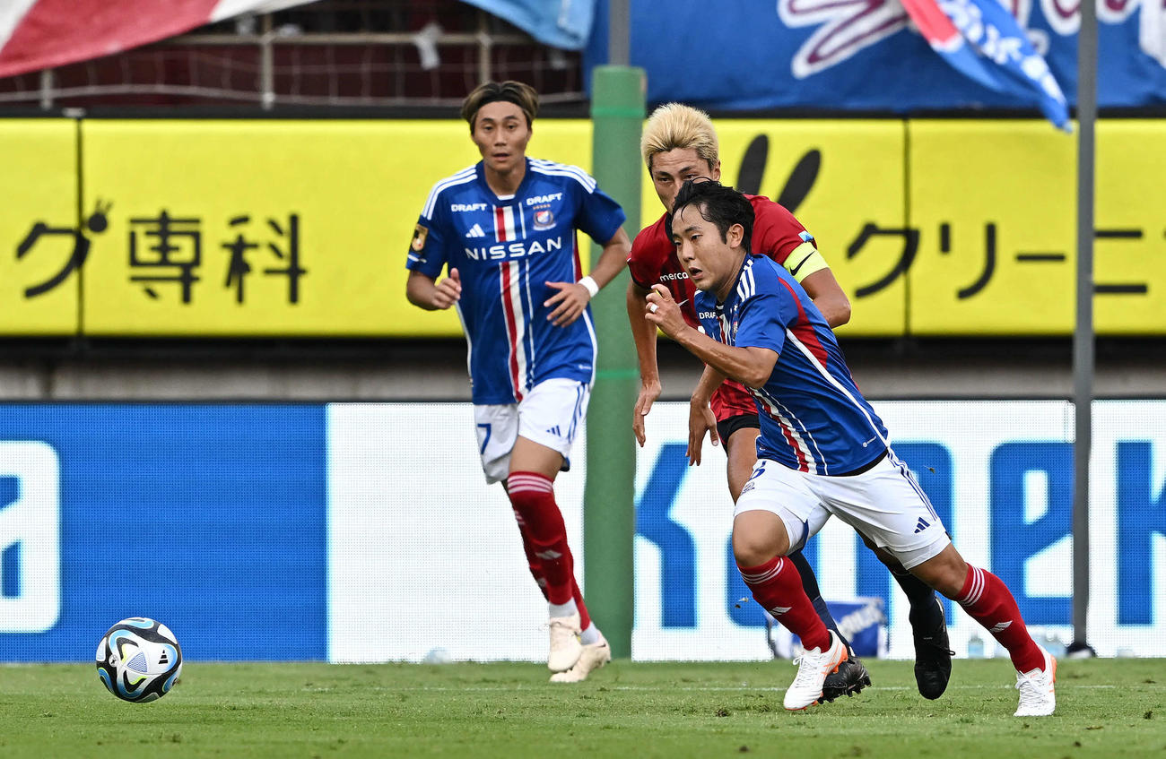 鹿島対横浜　前半、ドリブルで攻め込む横浜渡辺（手前）（撮影・滝沢徹郎）
