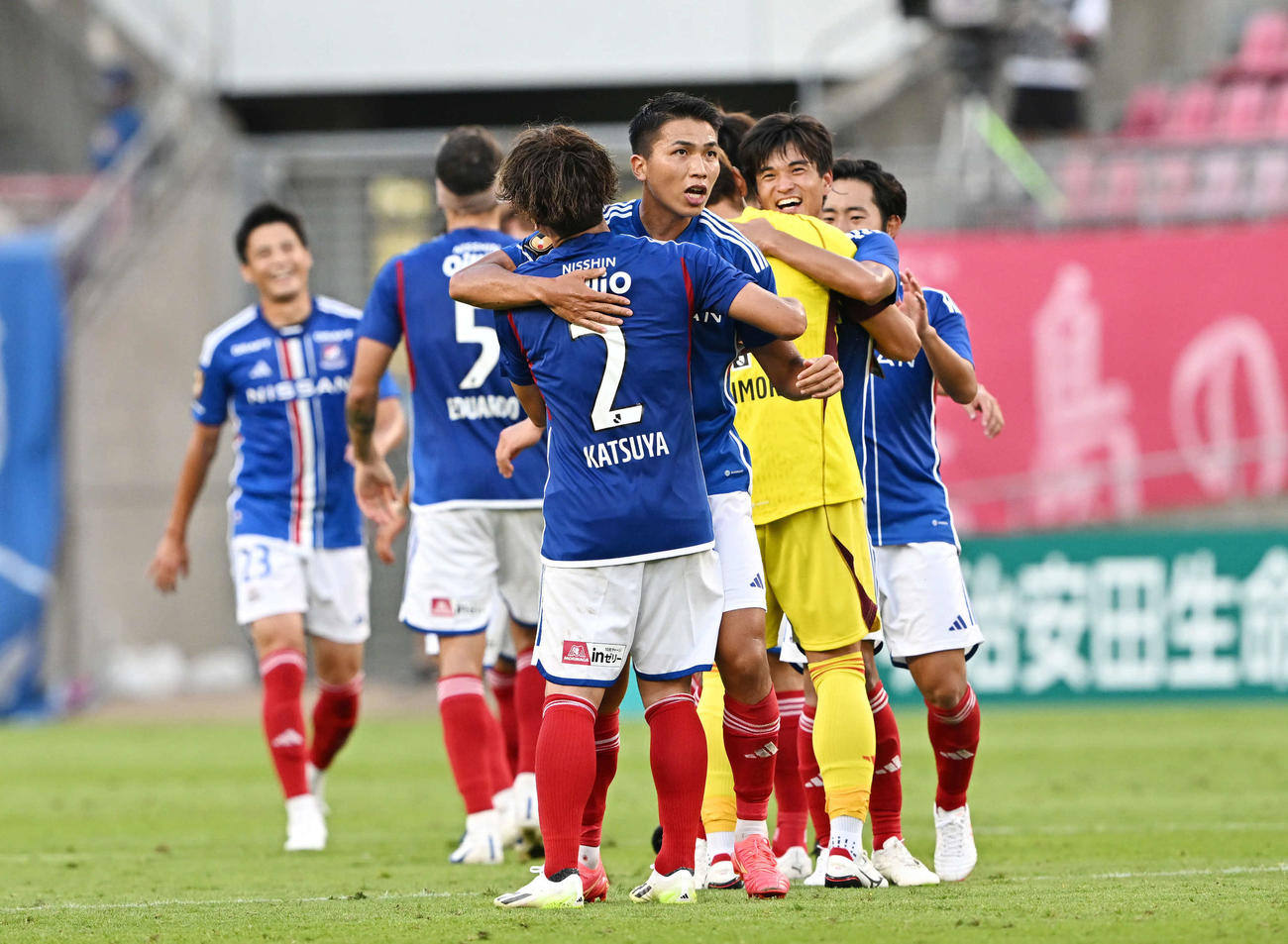 鹿島対横浜　試合に勝利し抱き合って喜ぶ横浜西村（手前右）ら選手たち（撮影・滝沢徹郎）