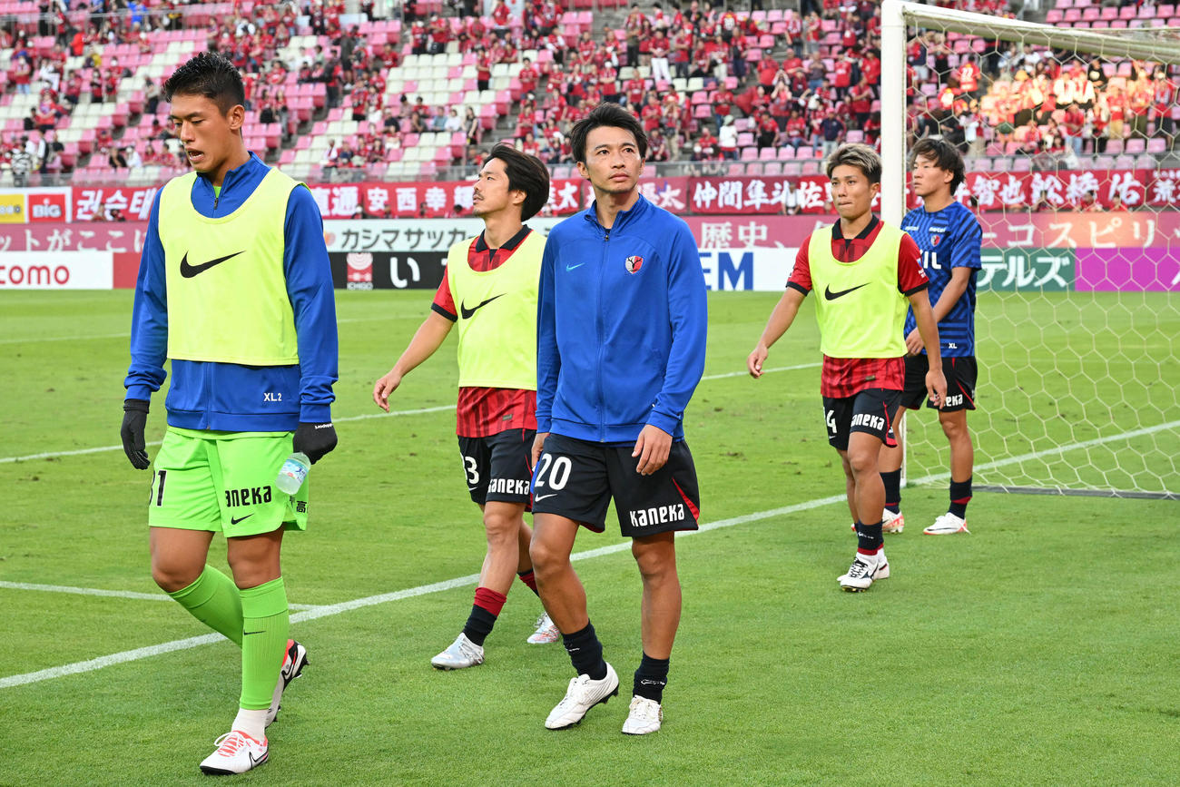 鹿島対横浜　試合に敗れサポーターを見つめ引き揚げる鹿島柴崎（中央）（撮影・滝沢徹郎）