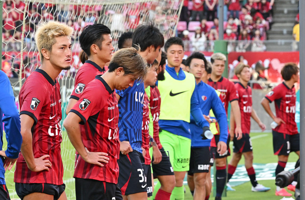 鹿島対横浜　試合に敗れ悔しげな表情の鹿島鈴木（左）ら選手たち（撮影・滝沢徹郎）