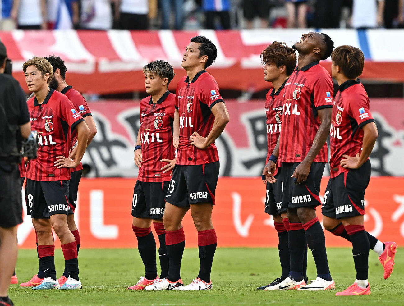 鹿島対横浜　試合に敗れ肩を落とす鹿島の選手たち（撮影・滝沢徹郎）