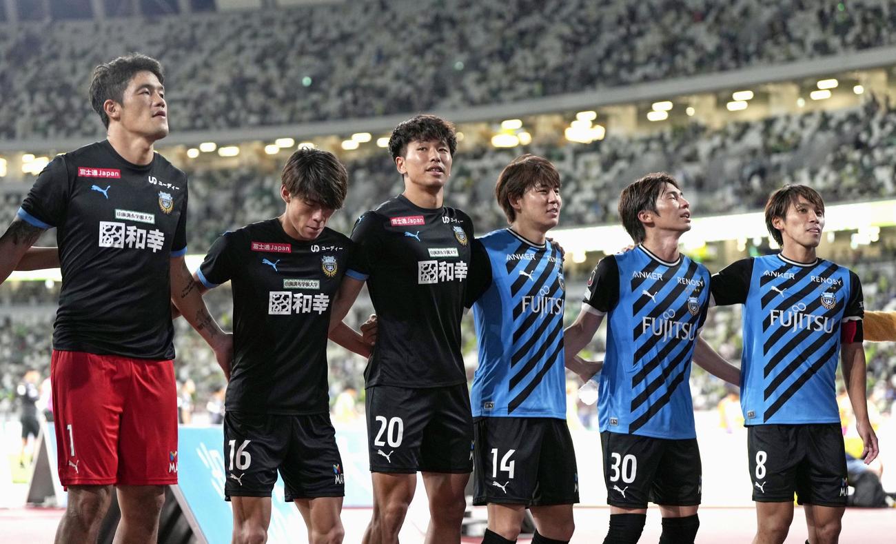 湘南に勝利した山田（左から3人目）ら川崎イレブン（共同）