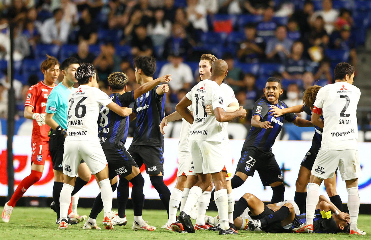 G大阪対浦和　後半、浦和カンテ（11）はG大阪宇佐美に頭突きし、ヒートアップする両チームの選手ら（撮影・上山淳一）