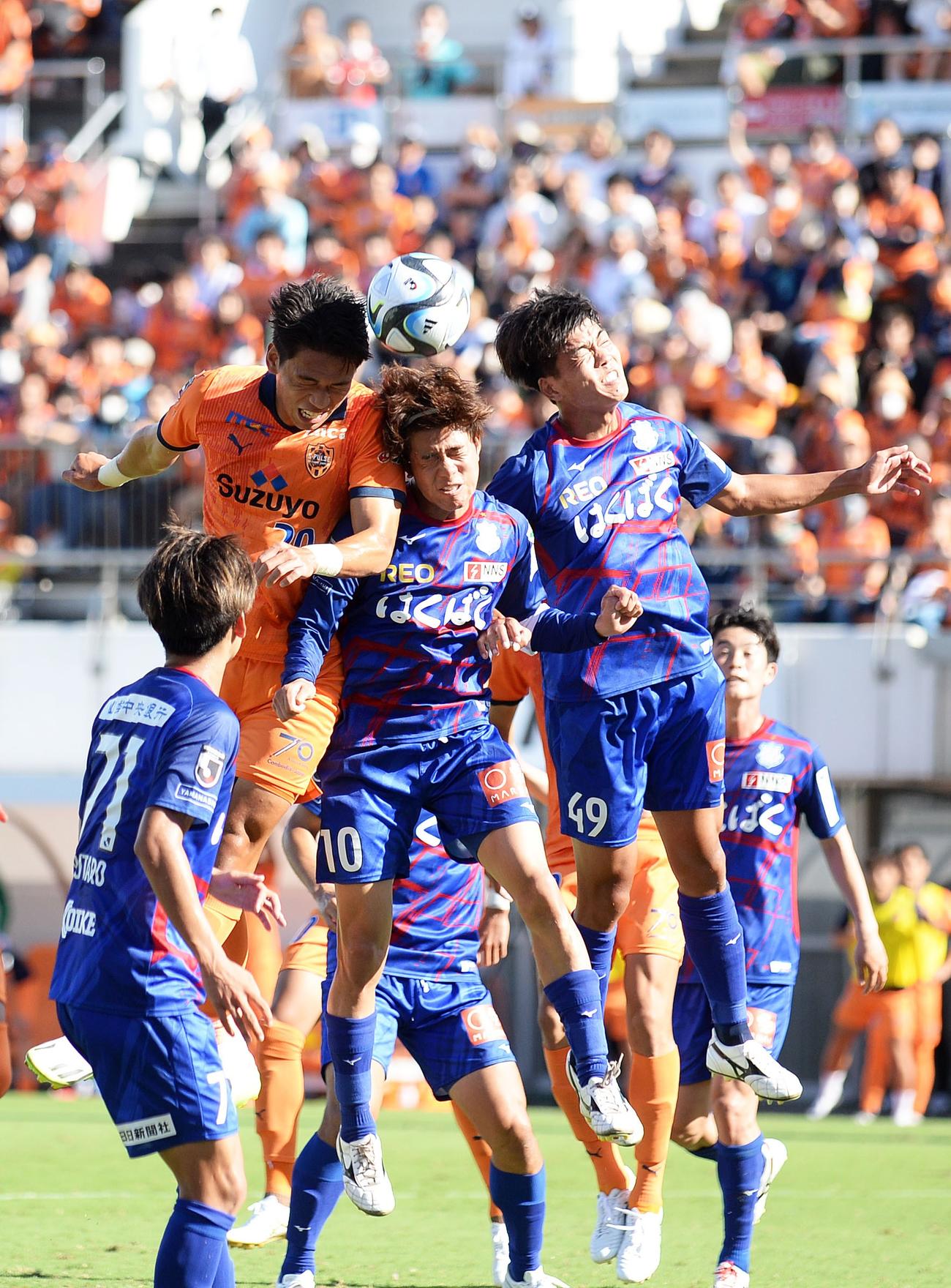相手2人と競り合う清水オ・セフン（左）
