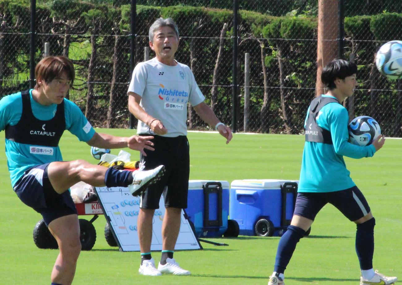 指導する福岡・長谷部茂利監督（撮影・菊川光一）