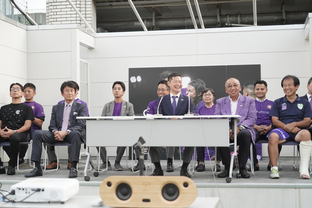 Jリーグクラブライセンスの交付に関する会見に挑むクリアソン新宿の丸山和大代表（中央）らクラブ関係者（撮影・佐藤成）