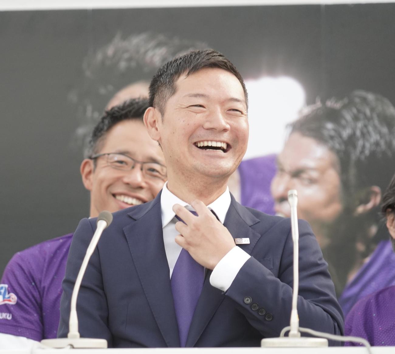 Jリーグクラブライセンスの交付に関する会見に挑むクリアソン新宿の丸山和大代表（撮影・佐藤成）