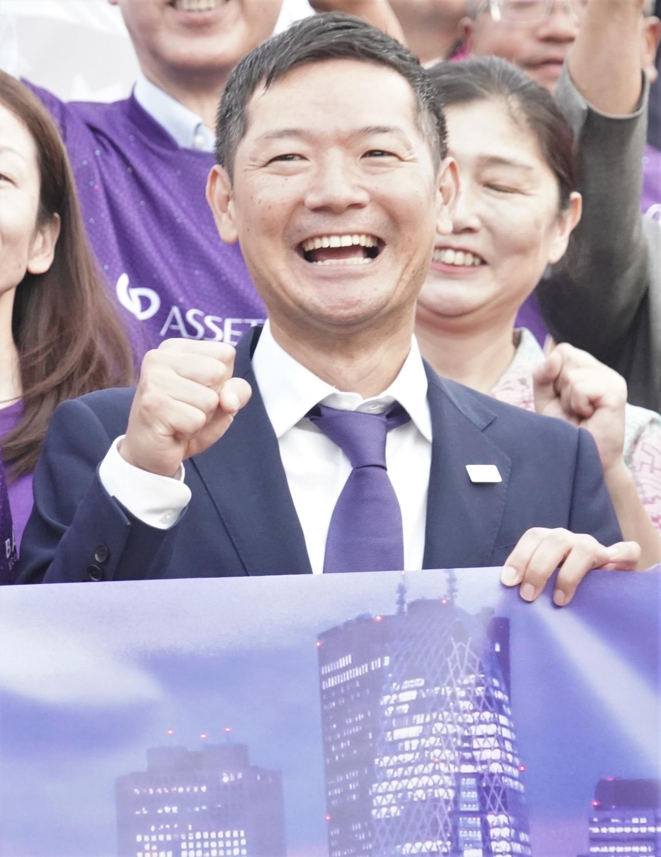 Jリーグクラブライセンスの交付を受けてガッツポーズをするクリアソン新宿の丸山和大代表（撮影・佐藤成）