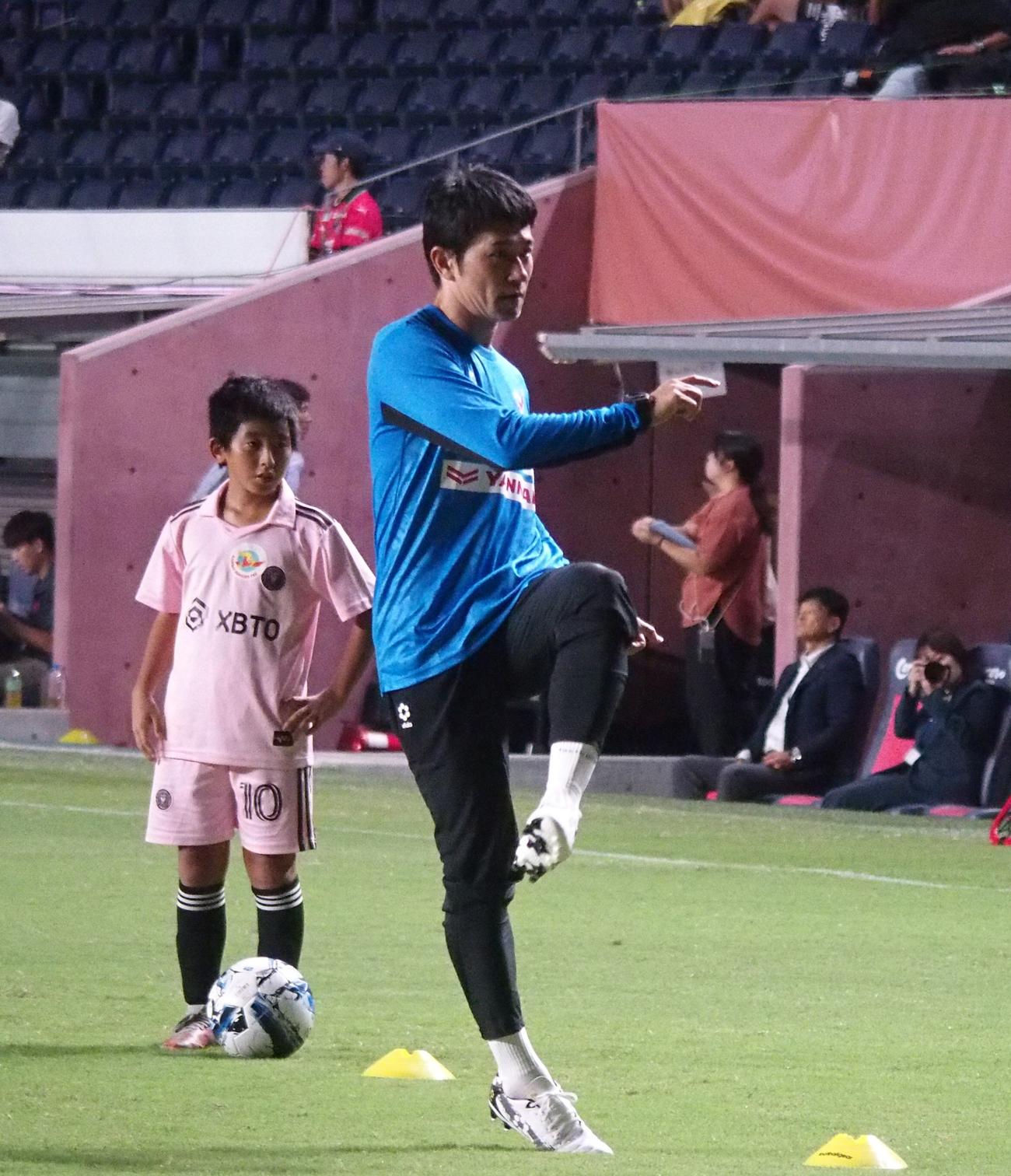 小学生にシュートの見本を見せる玉田圭司（撮影・永田淳）