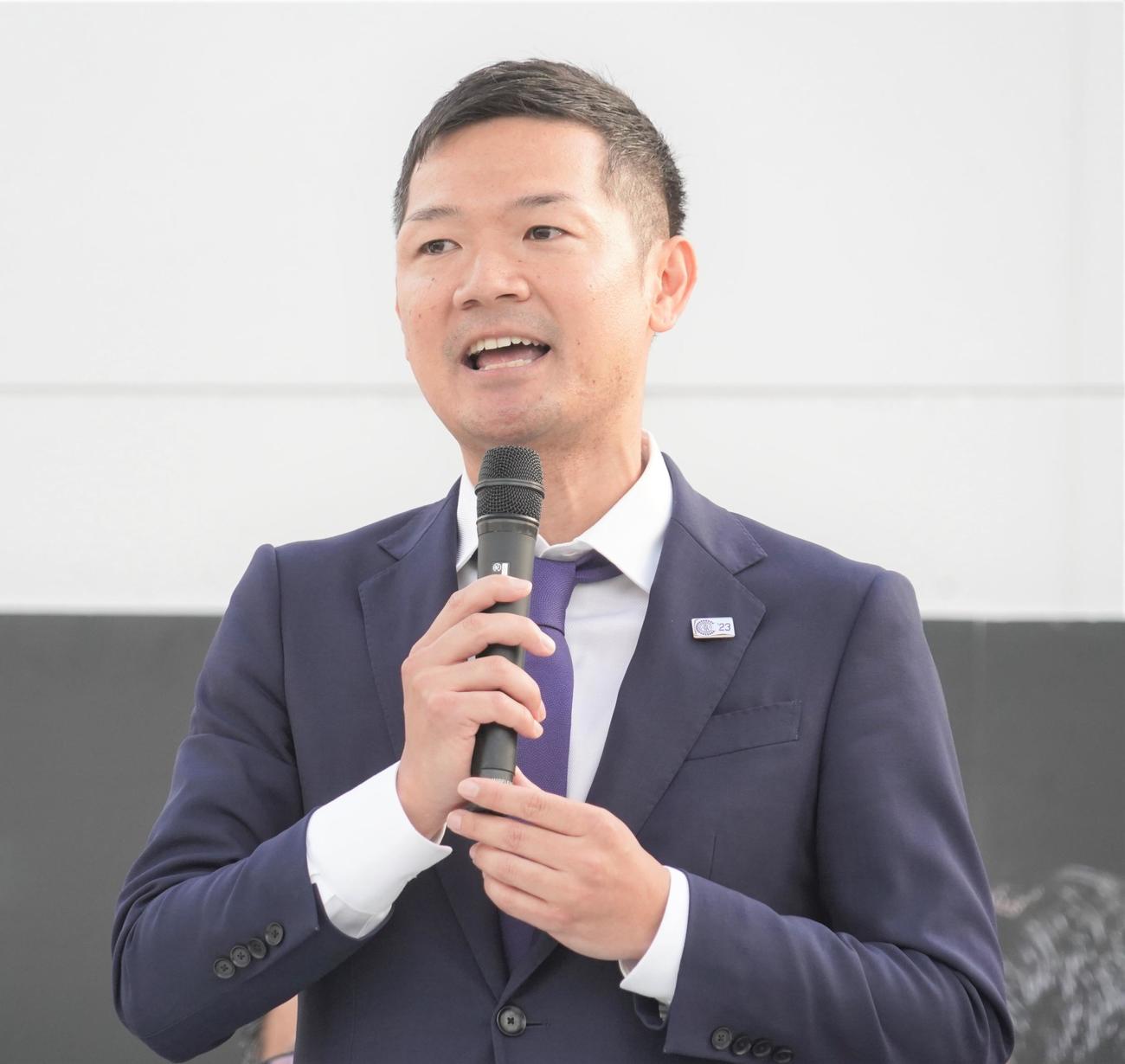 Jリーグクラブライセンスの交付を受けて話すクリアソン新宿の丸山和大代表（撮影・佐藤成）