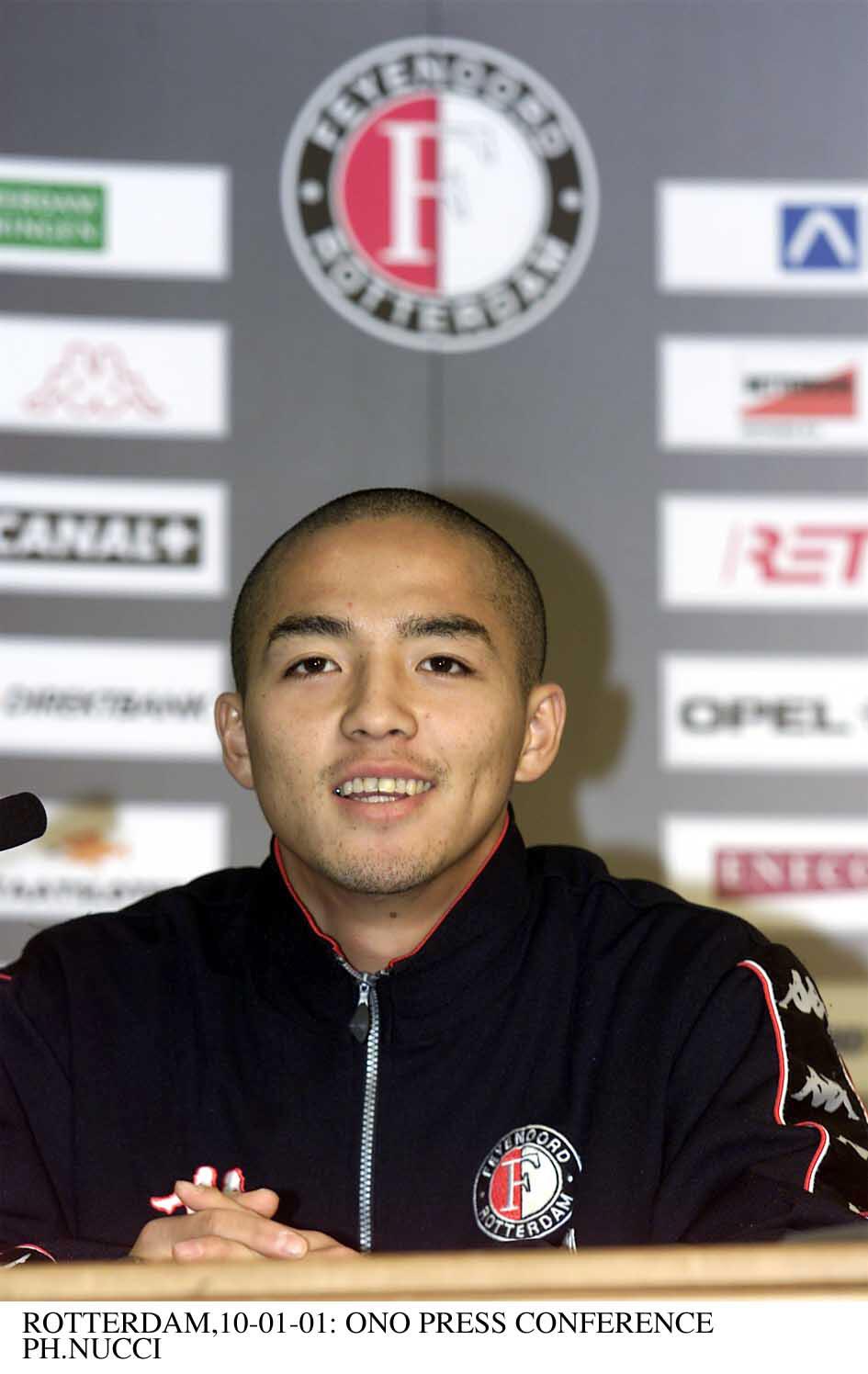 2001年1月10日、記者会見を行うフェイエノールト小野伸二