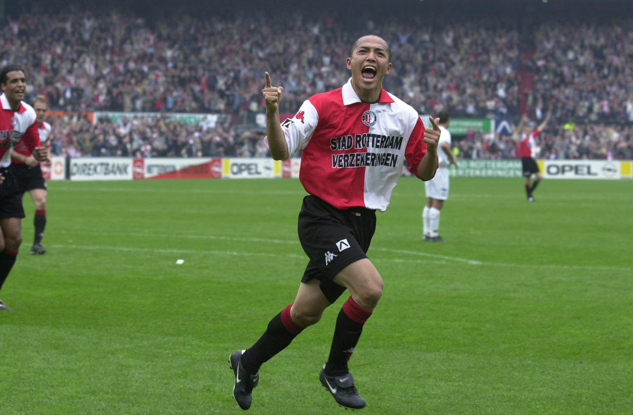 01年10月14日、フェイエノールト対フローニンヘン　後半9分、右からのクロスをヘディングシュートしてオランダ移籍後の初ゴールを決めるMF小野伸二