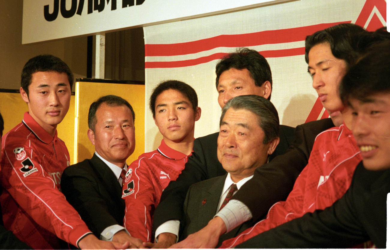 1998年2月1日、浦和の新入団会見でポーズをとる小野伸二（中央）