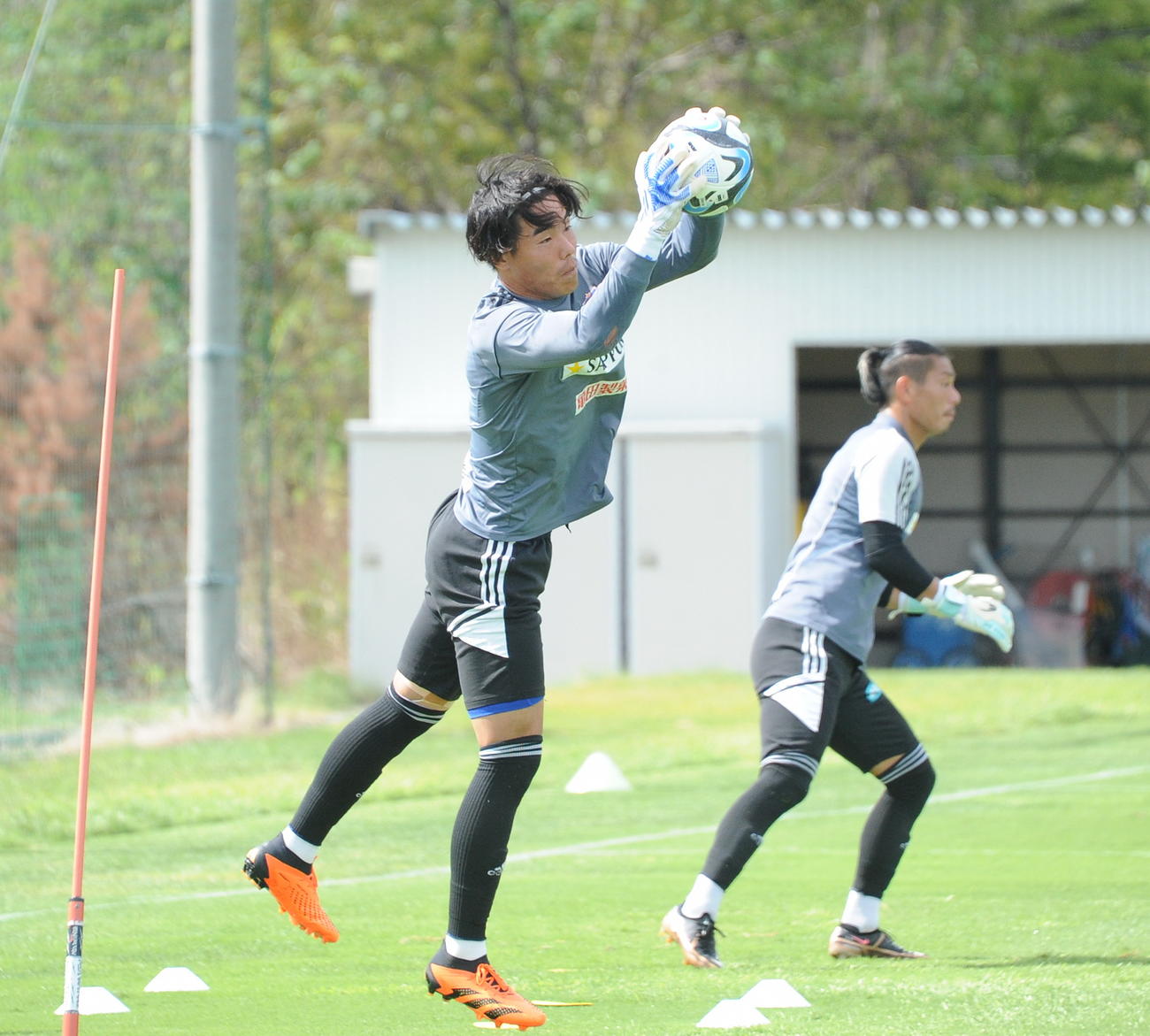 GK練習でボールキャッチする小島（25日撮影）