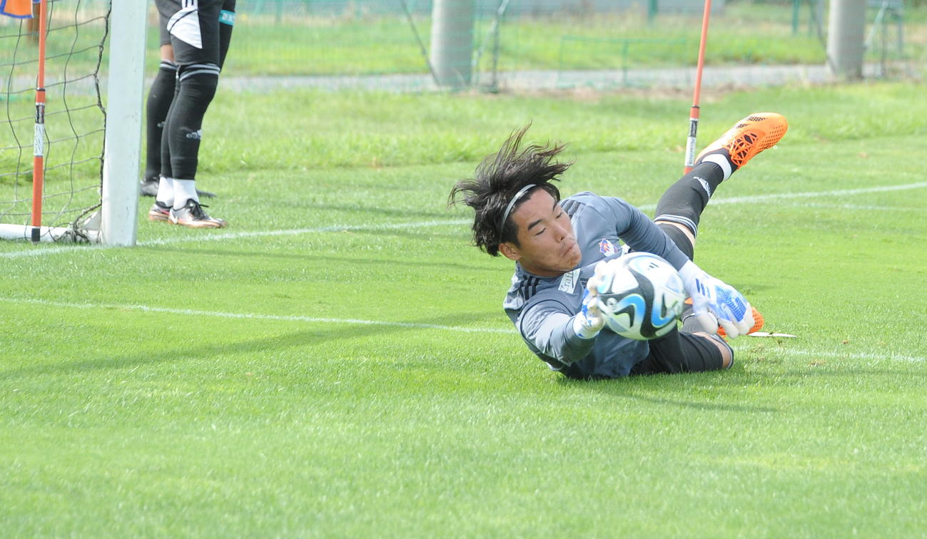GK練習でセーブする小島（25日撮影）