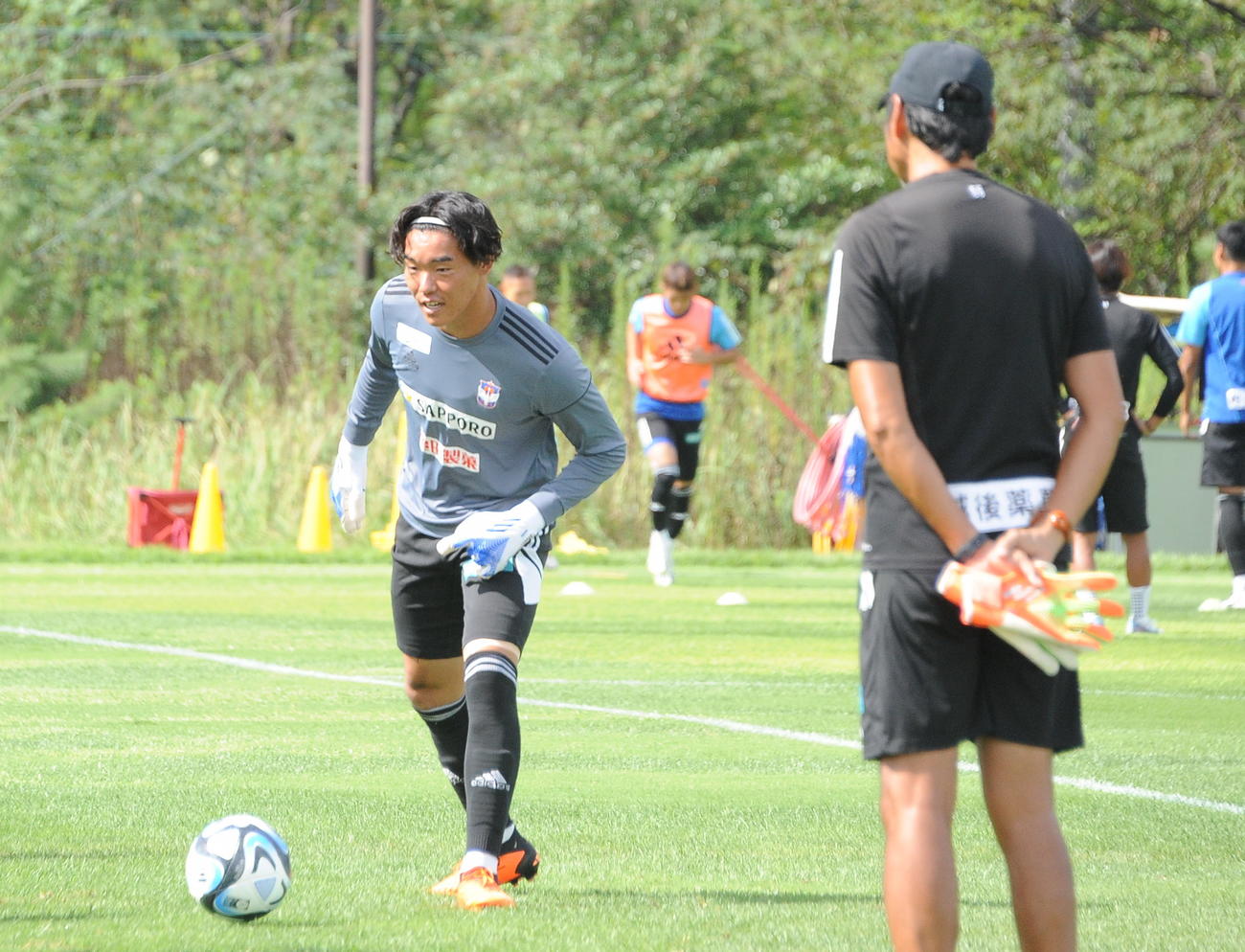 石末GKコーチが見つめる中、パスを出す小島（25日撮影）