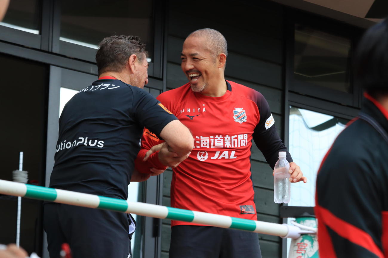44歳の誕生日を迎えた札幌小野（右）はペトロビッチ監督と笑顔であいさつ（撮影・保坂果那）