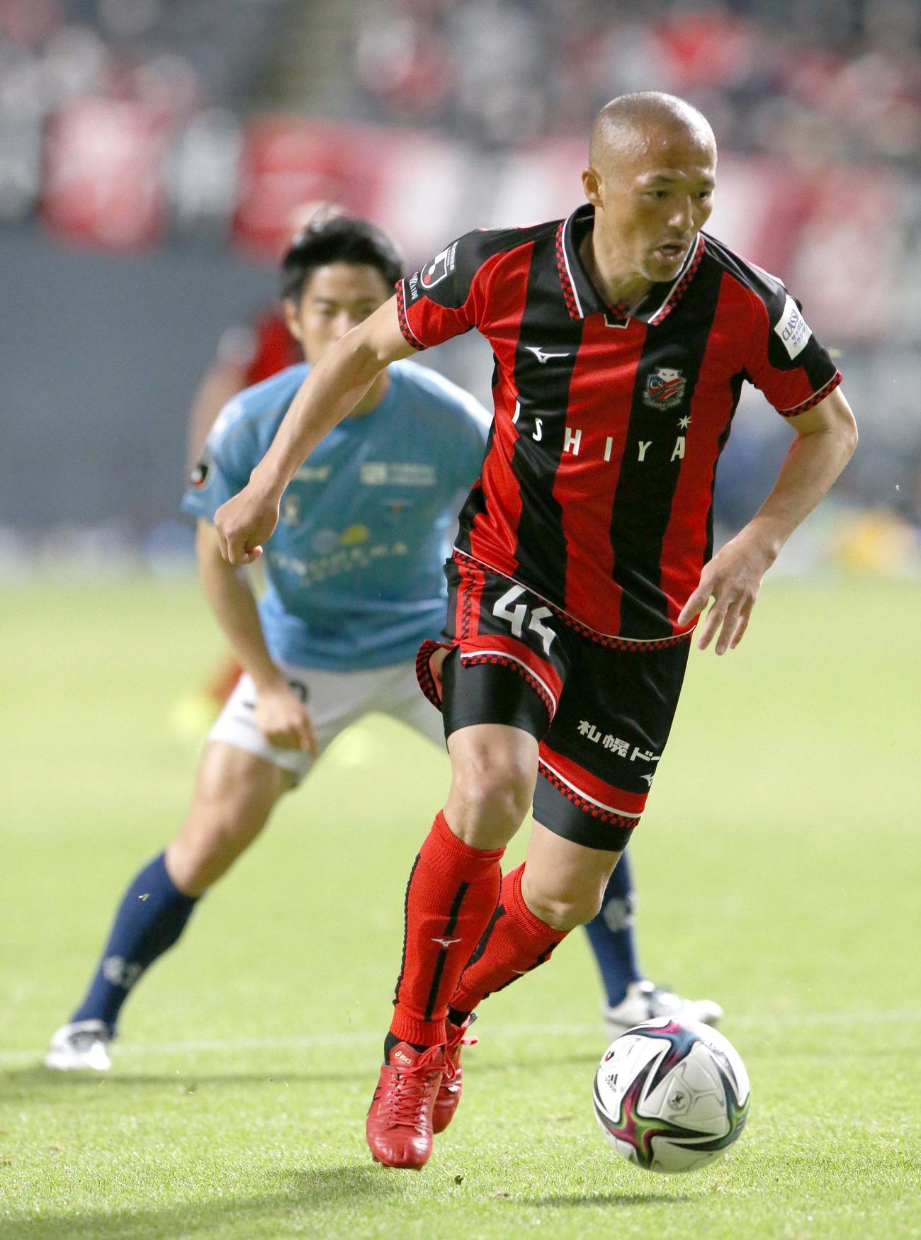 2021年2月27日　札幌対横浜FC　ドリブルをする札幌MF小野