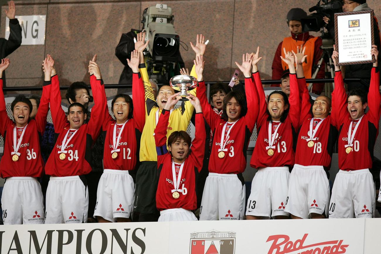2007年1月1日、第86回天皇杯サッカー決勝　浦和対G大阪　優勝し山田暢久主将を中心に喜ぶ浦和の選手たち　右からポンテ、小野伸二、鈴木啓太、細貝萌、山岸範宏、黒部光昭、エスクデロ、堤俊輔ら