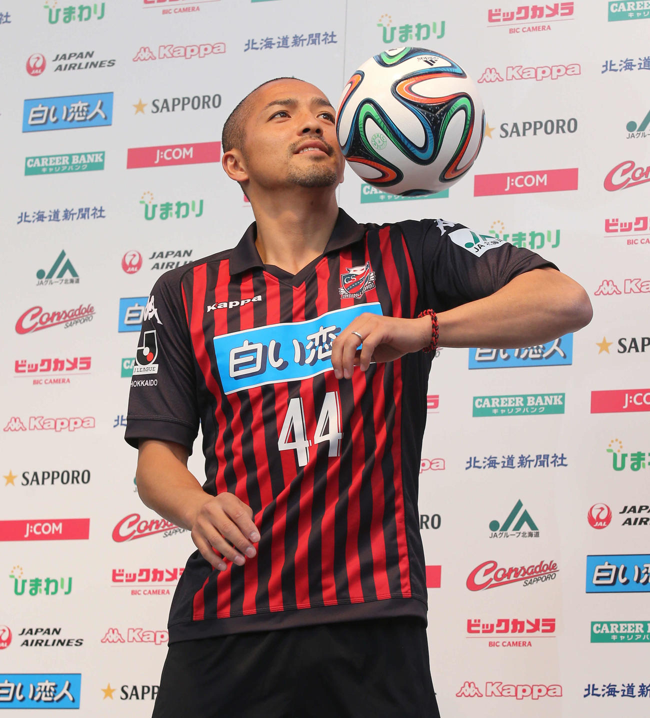 2014年6月9日、札幌への入団会見に臨んだ小野は華麗なボールさばきを披露する