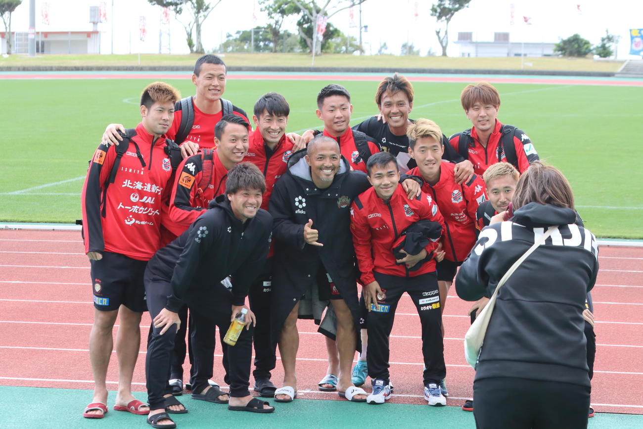2020年2月5日　札幌との練習試合後、集合写真に収まるFC琉球MF小野（前列中央）