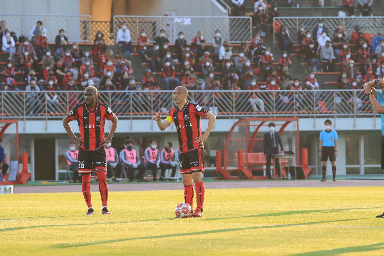2021年6月9日　天皇杯2回戦　札幌対ソニー仙台　前半14分、得点となるFKで指示を出す札幌MF小野（右）
