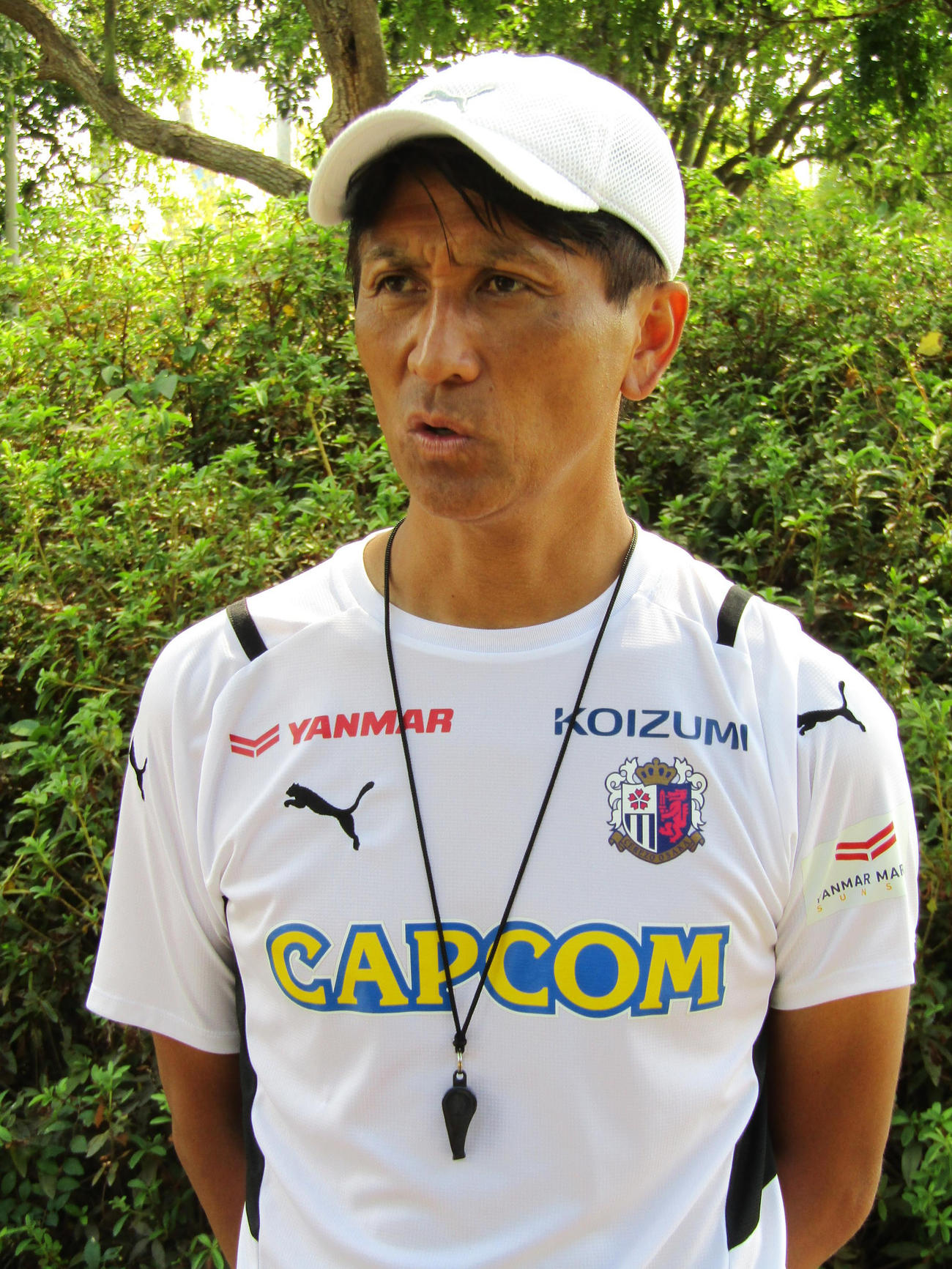 取材に応じるC大阪小菊昭雄監督