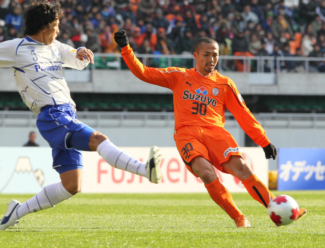 2010年12月29日、天皇杯　準決勝　清水対G大阪　後半、シュートを放つ清水MF小野伸二