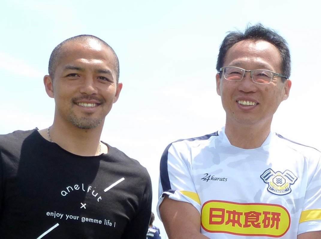 小野伸二（左）と岡田武史氏（2015年5月11日撮影）