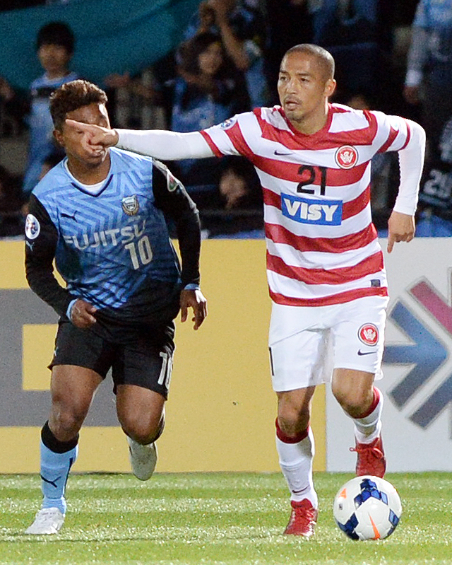 川崎F対ウェスタンシドニー　ウェスタンシドニーMF小野（右）。左は川崎FのFWレナト（撮影・鈴木正章）