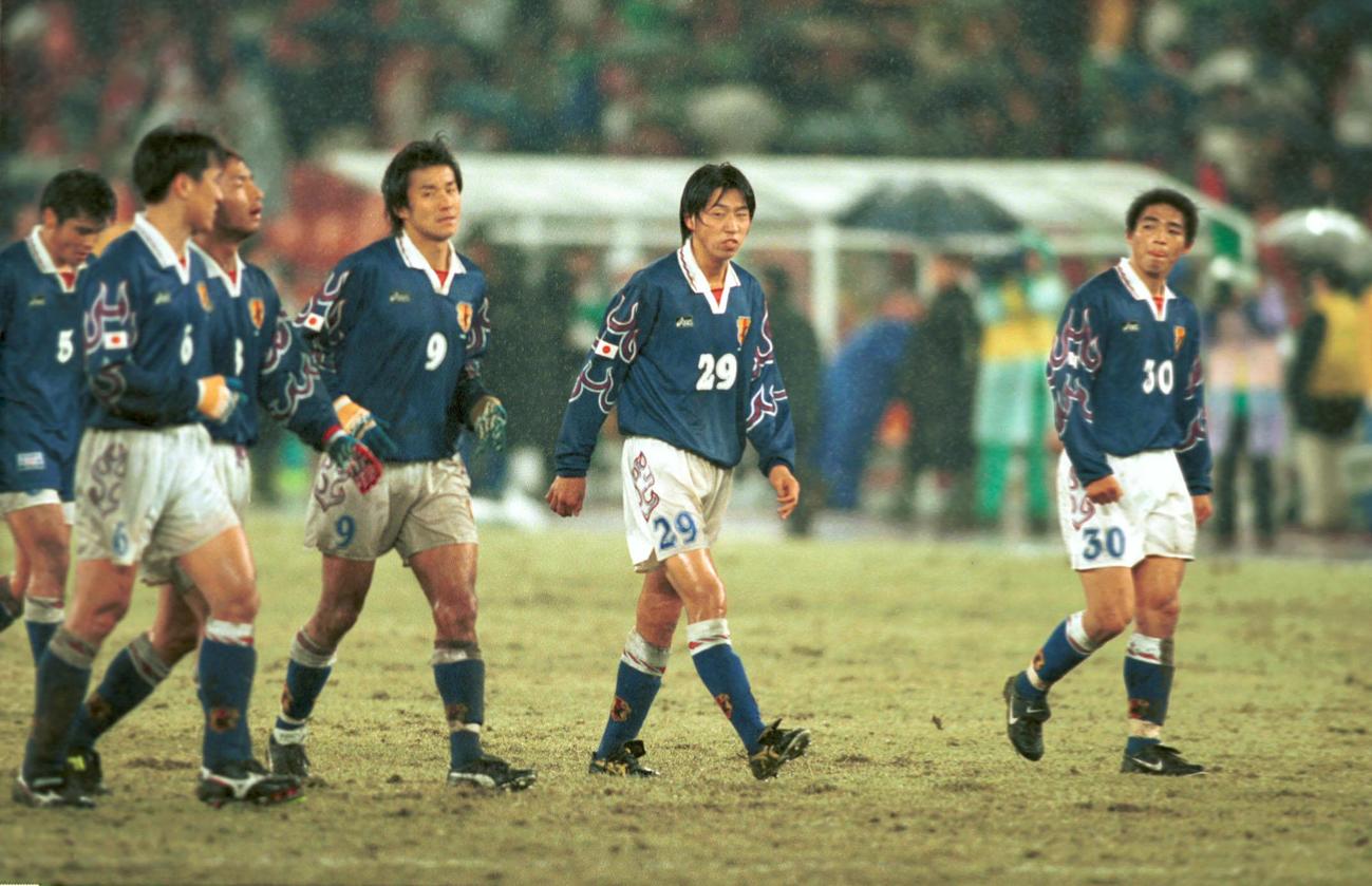 1998年4月1日、親善試合韓国戦　韓国に敗れがっくりと引き上げる日本代表の中山雅史（9番）、市川大祐（29番）、小野伸二（30番）ら