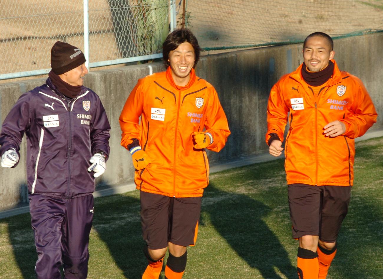 2010年2月清水時代、和やかに談笑しながらランニングする左から田坂和昭コーチ、DF市川大祐、MF小野伸二