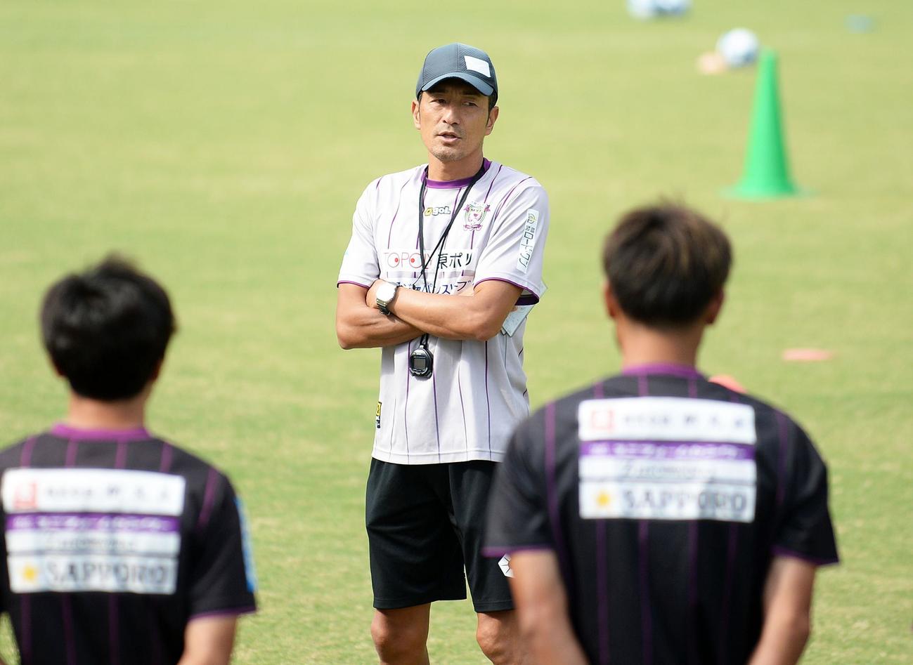 練習前に選手を集めて話しをする藤枝の須藤監督