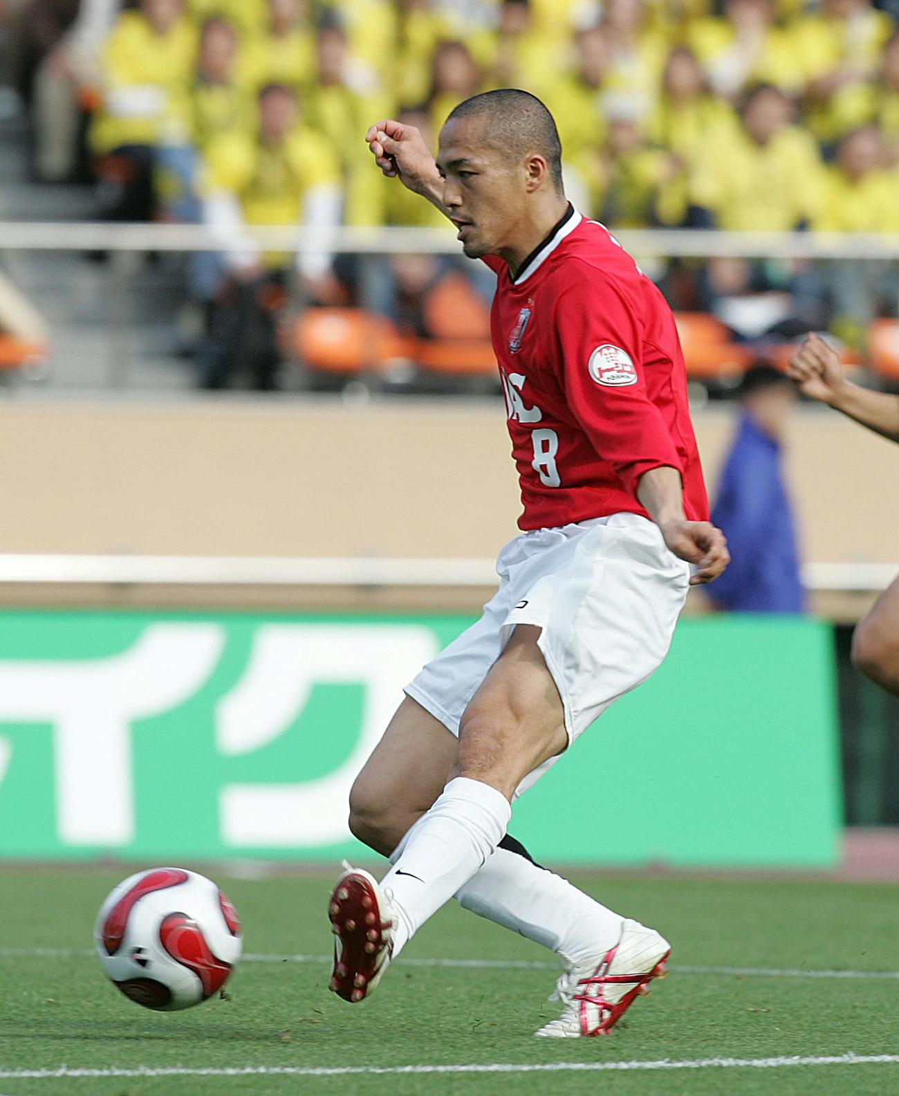 2007年4月15日、柏対浦和　前半38分、ゴール前でフリーになった浦和MF小野伸二は、GK南雄太の動きを見て左足でゴール