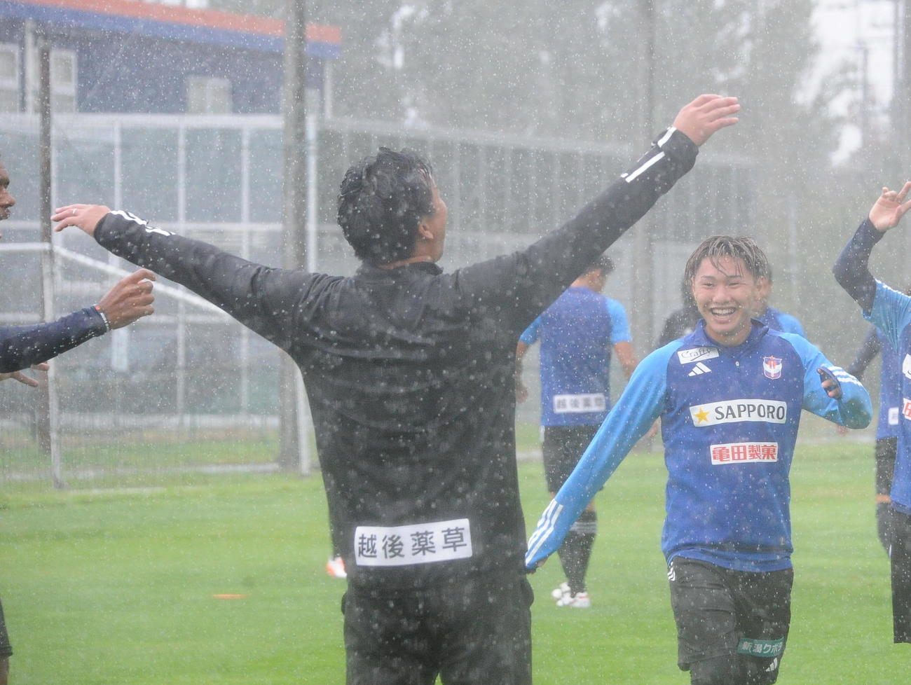 川崎F戦の前日練習で笑顔を見せる三戸（右）