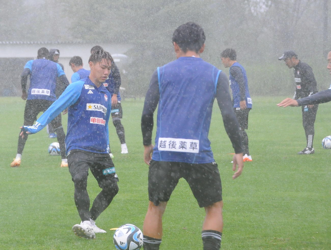 川崎F戦の前日練習でパスを出す三戸（左）