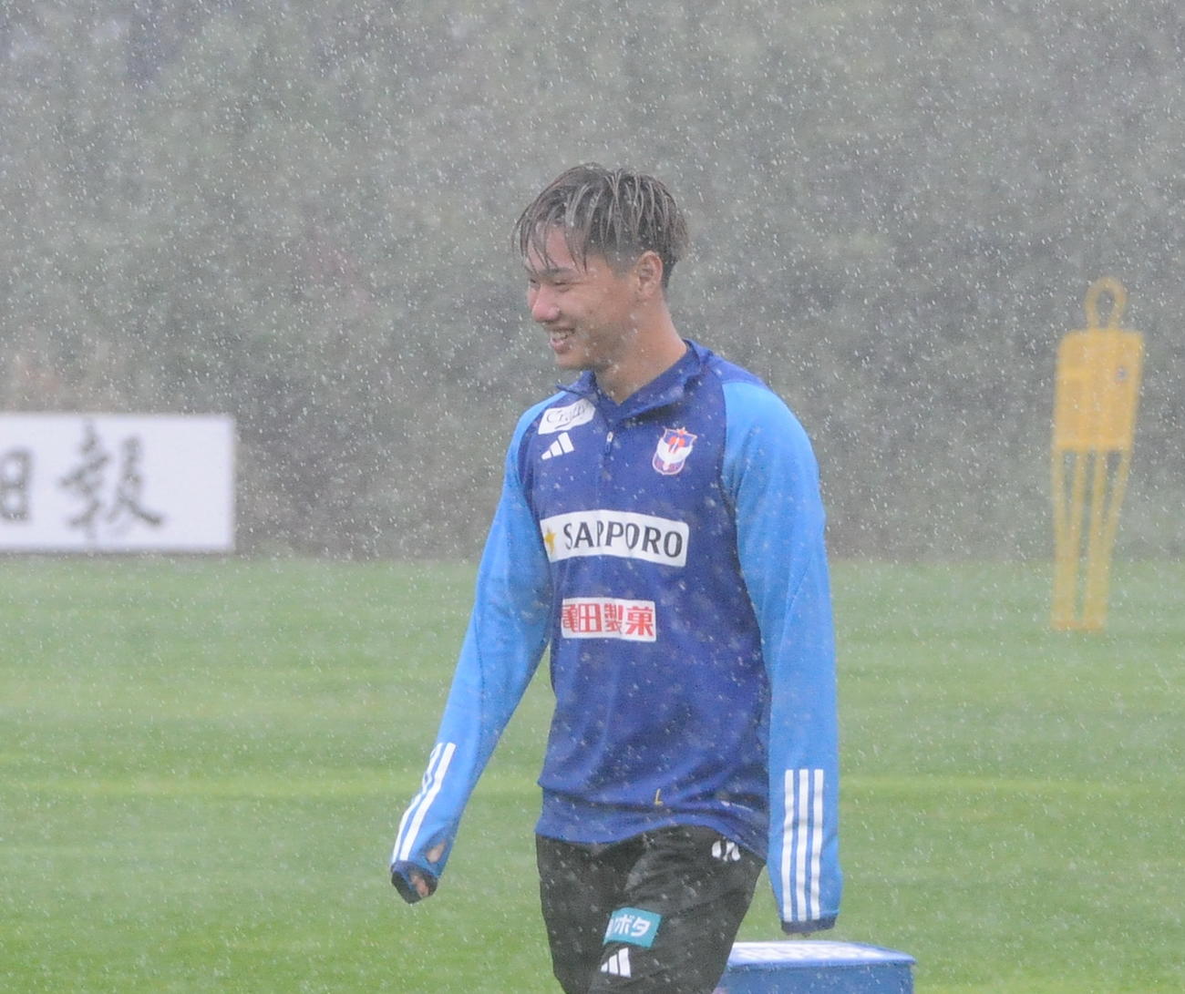 川崎F戦の前日練習で笑顔を見せる三戸