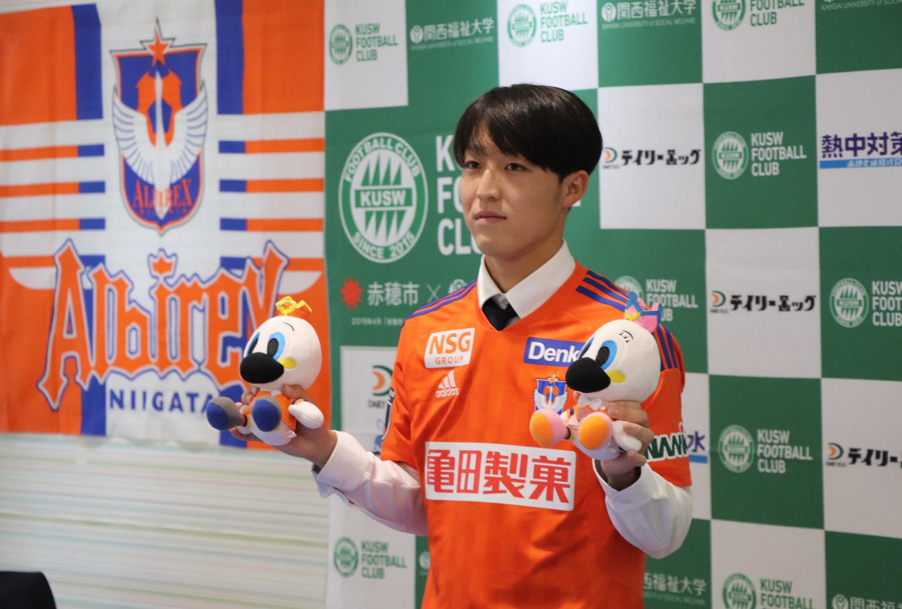 J1新潟入団内定会見でユニホームに袖を通した奥村（関西福祉大学提供）