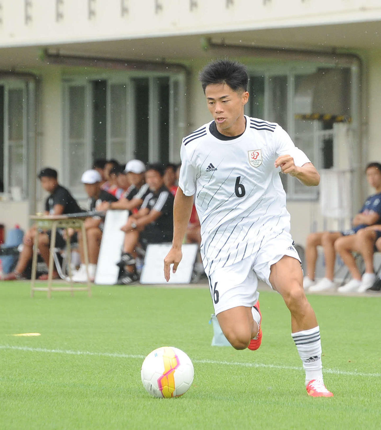 左サイドからドリブルを仕掛ける新潟医療福祉大・坂岸（23年9月6日撮影）