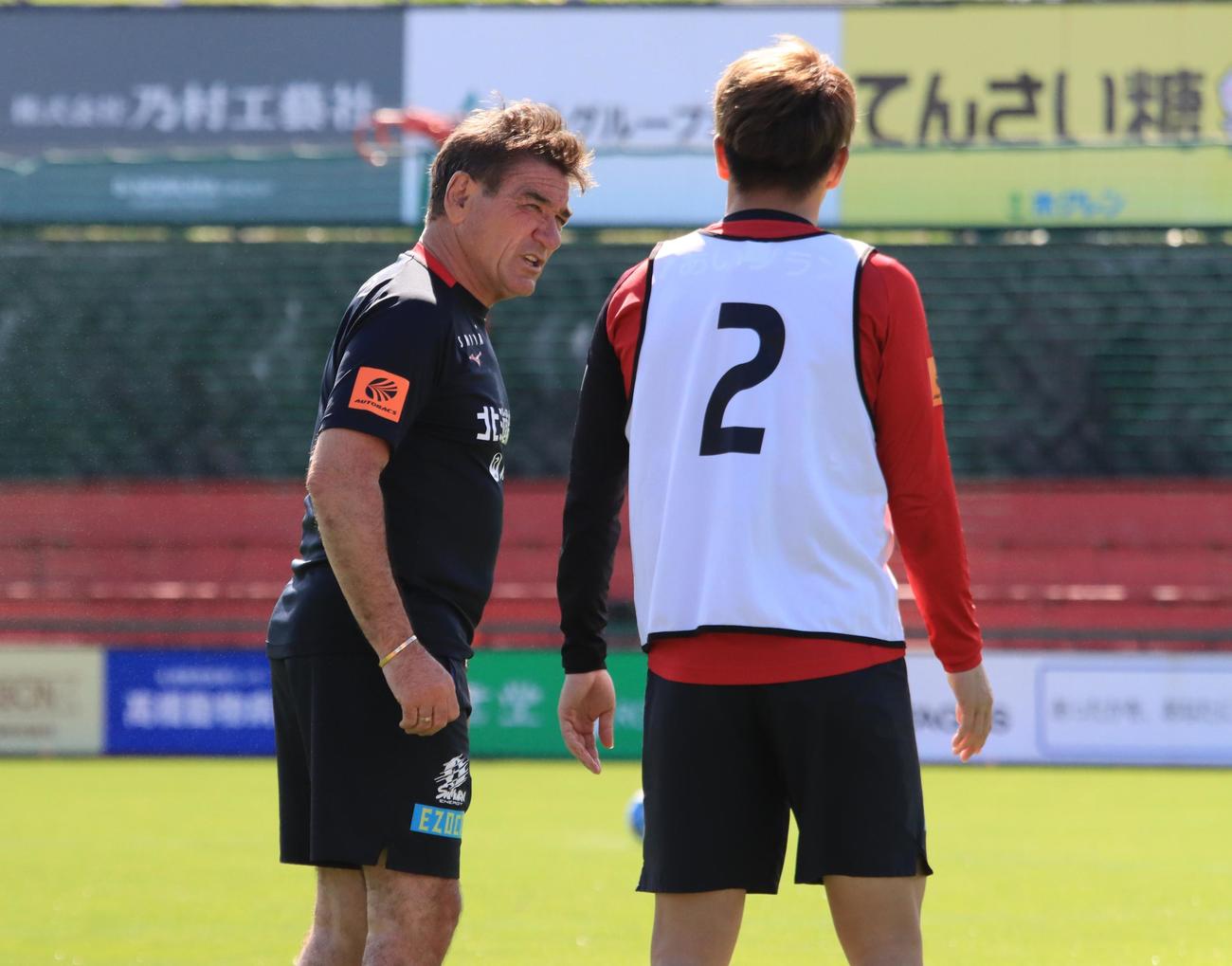 札幌ペトロビッチ監督（左）は浅野に声をかける（撮影・保坂果那）