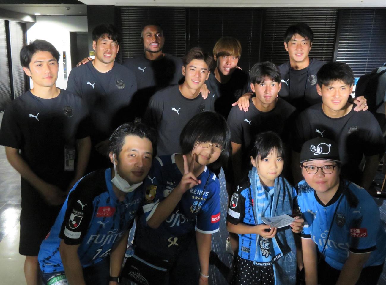 「えがお共創プロジェクト」参加者と写真に収まる、川崎フロンターレの、左から大島僚太、大関友翔、名願斗哉、松長根悠仁。後列左から早坂勇希、ジェジエウ、大南拓磨、安藤駿介（撮影・佐藤成）