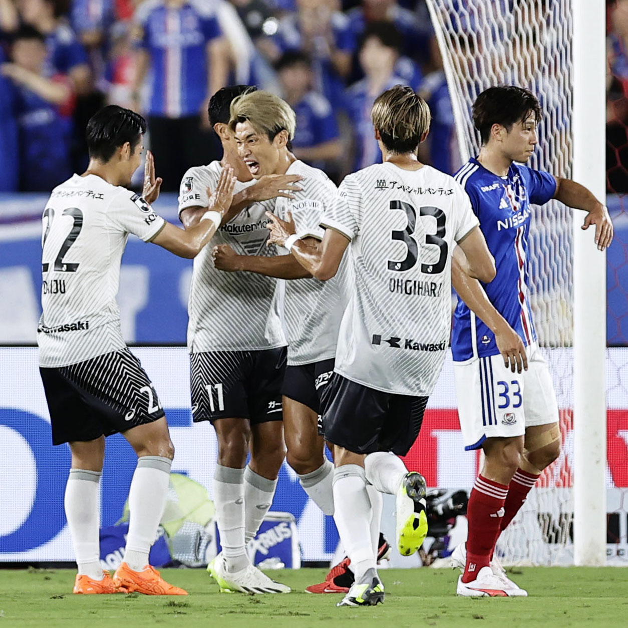 横浜対神戸　前半、PKで先制ゴールを決め、喜ぶ神戸大迫（中央）ら（共同）